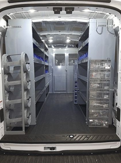 Innenraum eines Transporters mit Regalen und Schubladen als mobile Werkstatt