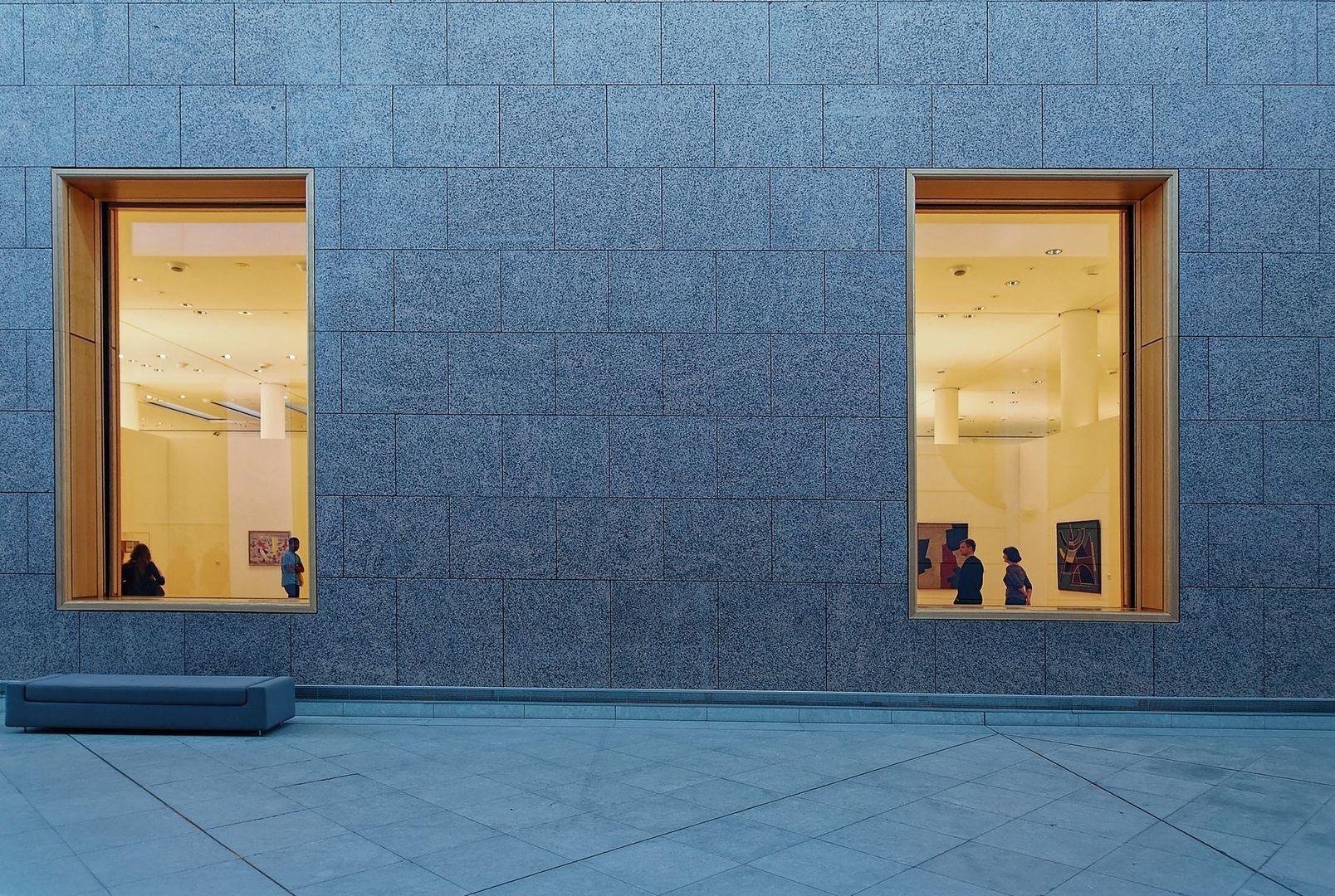 Blau geflieste Museumsfassade mit zwei Einblicken in Ausstellungsräume