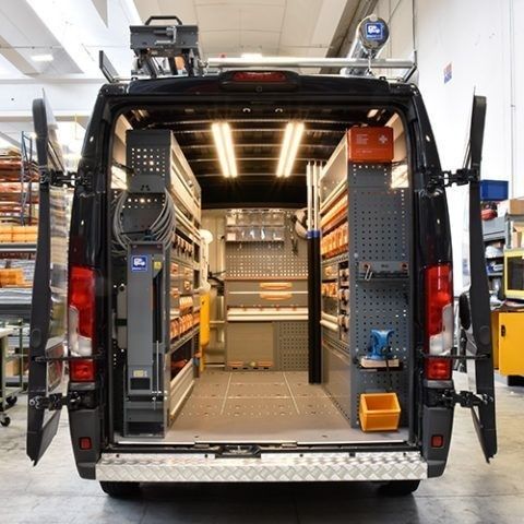 Geöffneter Transporter mit Regalen und Werkzeugmodulen als mobile Werkstatt